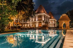 uma casa grande com uma piscina em frente em Grand Hyatt Goa em Bambolim