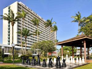 un tablero de ajedrez gigante frente a un edificio en Sofitel Abidjan Hotel Ivoire en Abiyán