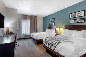 Een bed of bedden in een kamer bij Sleep Inn & Suites Lebanon - Nashville Area