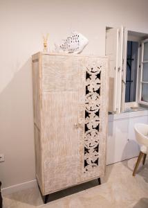 een houten kast in een kamer met een raam bij innCádizCASA SEÑORIAL DE 1790 in Cádiz