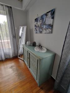 bagno con mobile verde con lavandino di D&D Apartment a Pýrgos
