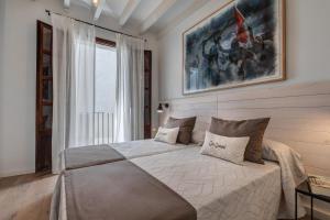 a bedroom with a bed and a large window at Ca’s Cuscanti in Sóller