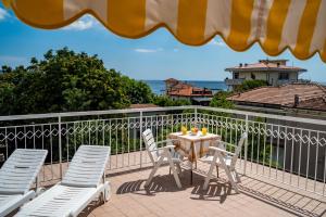 里米尼的住宿－Hotel Villa dei Fiori - sul mare con piscina，相簿中的一張相片