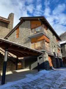 un edificio con balcone sul lato di Aparthotel Areu ad Areu