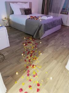 a pile of flowers on the floor of a bedroom at L’appart[é] Gold in Besançon