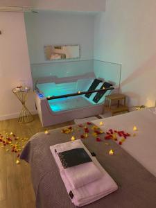 sypialnia z łóżkiem z laptopem w obiekcie L’appart[é] Gold w Besançon