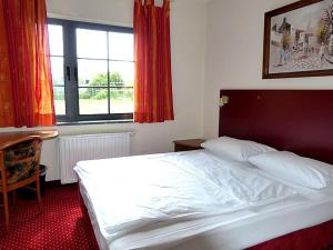 Postel nebo postele na pokoji v ubytování WEST Hotel an der Sächsischen Weinstrasse
