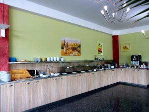 Příslušenství pro přípravu čaje a kávy v ubytování WEST Hotel an der Sächsischen Weinstrasse
