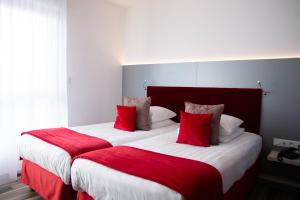 מיטה או מיטות בחדר ב-Colmar Hotel