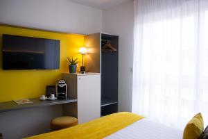 מיטה או מיטות בחדר ב-Colmar Hotel