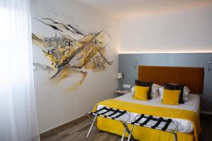 מיטה או מיטות בחדר ב-Colmar Hotel