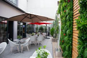 מסעדה או מקום אחר לאכול בו ב-Colmar Hotel