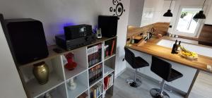Televízia a/alebo spoločenská miestnosť v ubytovaní Apartman Perunika