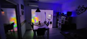 Televízia a/alebo spoločenská miestnosť v ubytovaní Apartman Perunika