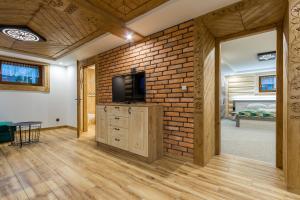 Televízia a/alebo spoločenská miestnosť v ubytovaní Apartamenty Chłabówka