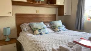 Ένα ή περισσότερα κρεβάτια σε δωμάτιο στο Captain's Quarters B67