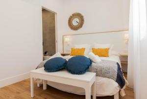 カディスにあるApartamento Barrocalのベッドルーム1室(ベッド1台、枕2つ、テーブル付)