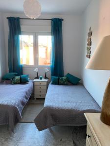 Posteľ alebo postele v izbe v ubytovaní Manilva Beach Casa de Pedro