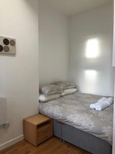 - une petite chambre avec un lit et deux oreillers dans l'établissement 4 bed city centre flat, à Liverpool