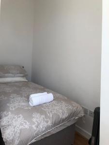 een bed met een witte handdoek erop bij 4 bed city centre flat in Liverpool