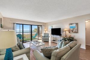 Zona d'estar a Magnificent Gulf Front Condo Located Directly on the Ocean! condo