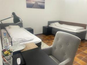 a room with a desk and a bed and a bed and a table and chair at Einzigartige Unterkunft mit viel Extras in Kaiserslautern