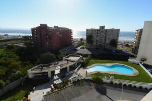 - une vue aérienne sur un bâtiment avec une piscine dans l'établissement Departamento con vista al Mar, à La Serena