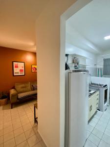 uma cozinha com um frigorífico e uma sala de estar em Vale Hospedar Paulo Coelho Apart em Petrolina