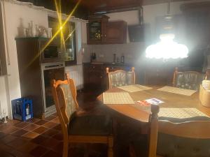 uma cozinha com uma mesa com cadeiras e uma luz em Einzigartige Unterkunft mit viel Extras em Kaiserslautern