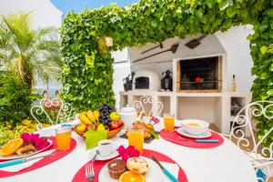 una mesa con comida y zumo de naranja. en Villa Marrakech by Algarve Vacation, en Carvoeiro