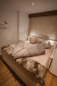 a bedroom with a bed with a headboard and a bed sidx sidx at Apart Panoramablick 