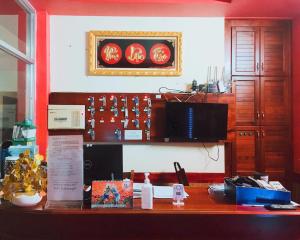 a counter in a room with a counter top with a counter top at De Vuong 2 in Cao Lãnh
