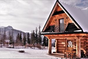 Widok na góry z tego domu w stylu alpejskim