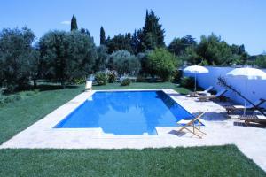 Bazén v ubytování B&B Villa Giuliana nebo v jeho okolí