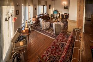 een woonkamer met een bank en een woonkamer met bij Casa Adelina in Valea Lungă-Cricov