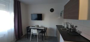 Kuchyň nebo kuchyňský kout v ubytování Apartmani Karlo