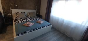 Postel nebo postele na pokoji v ubytování Apartmani Karlo