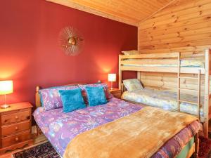 Giường tầng trong phòng chung tại Osprey Lodge