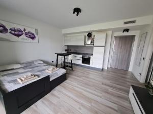 um quarto com uma cama grande e uma cozinha em Grazioso Monolocale Milano em Milão