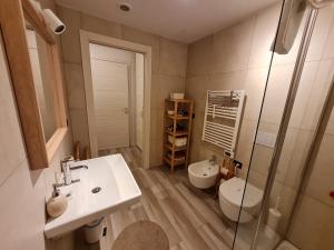 uma casa de banho com um lavatório, um WC e um chuveiro em Grazioso Monolocale Milano em Milão