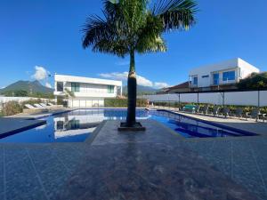 a palm tree in the middle of a swimming pool at Hotel Celeste Inn Chinauta- Fusagasugá in Chinauta