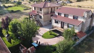 uma vista aérea de uma casa com um telhado vermelho em CASA RURAL COSTALAGO em Hontoria del Pinar