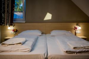Łóżko lub łóżka w pokoju w obiekcie Hotel Vineyard Inn - Szőlőskert