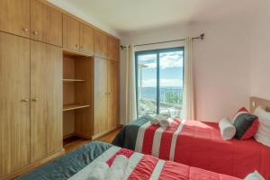 Postel nebo postele na pokoji v ubytování Ocean View Tabua by HR Madeira