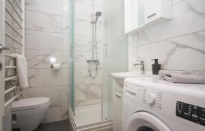 W białej łazience znajduje się pralka. w obiekcie Apartman Nonno w Puli +24 zdjęcia