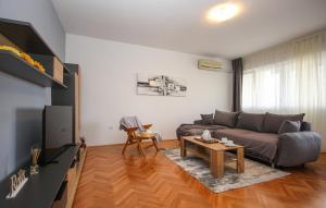 salon z kanapą i stołem w obiekcie Apartman Nonno w Puli