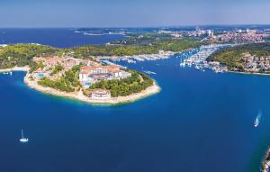 wyspa w środku dużego zbiornika wodnego w obiekcie Apartman Nonno w Puli