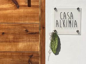Un cartello che dice csa alkmaar su una porta di Casa Alkimia Town a Isla Mujeres