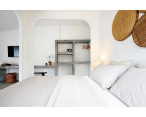 LiLi's Rooms في كو لانتا: غرفة نوم بيضاء مع سرير أبيض مع وسائد بيضاء