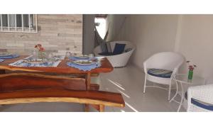 uma sala de jantar com mesa e cadeiras em Casa com piscina em Carapibus - Jacumã em Conde